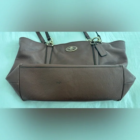 Beautiful Pebbled Leather Coach bag with Gold Details: - Picture 4 of 15